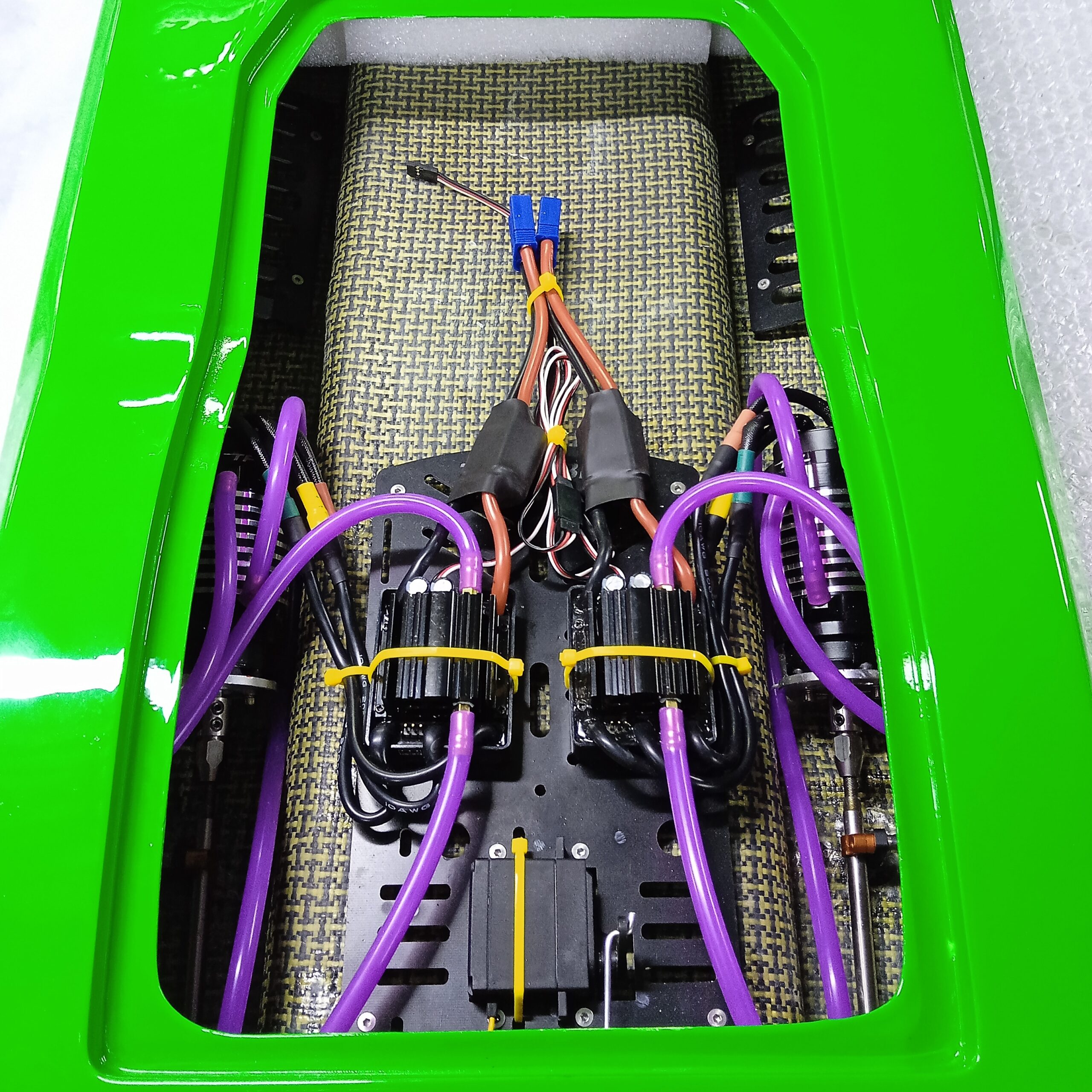 TFL 41" Carbon Fiber/Fighter Cat Racing Catamaran ARTR - Image 6