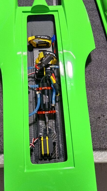 TFL Green Hornet Popeye V4 Carbon Fiber Hydro in Hot Green Gelcoat w/4082/2200kv motor & 180amp ESC. 4s-6s. - Image 2